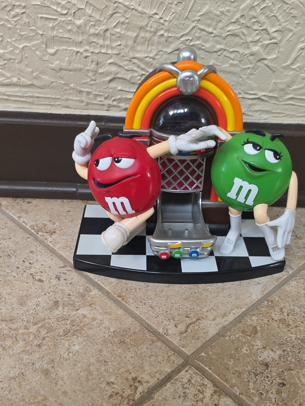 M&M'S Red and Green Retro Jukebox Figurine